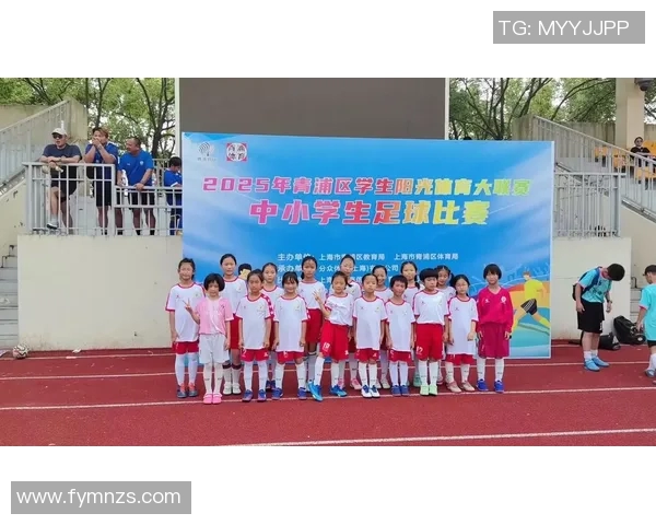 在绿茵场上绽放青春光彩的踢足球女生们的故事与梦想